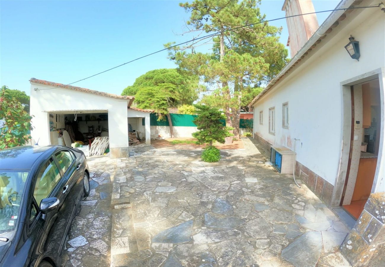 House in Colares - Sintra, casa térrea V4 com amplo jardim em Colares, Sintra