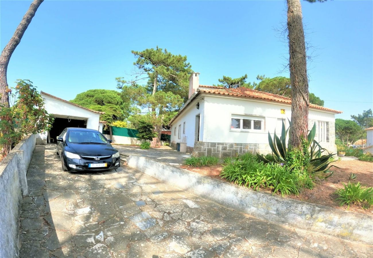 House in Colares - Sintra, casa térrea V4 com amplo jardim em Colares, Sintra