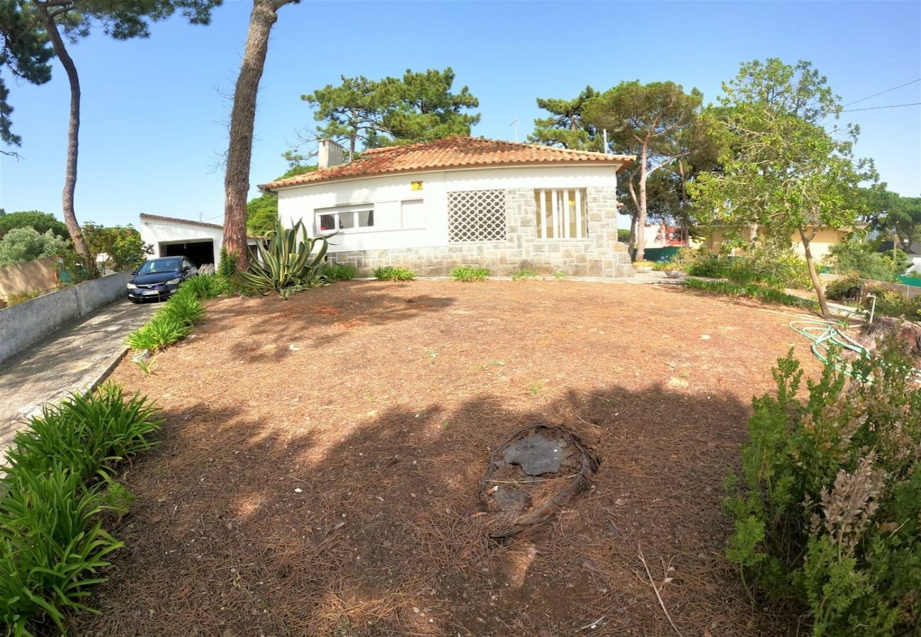 House in Colares - Sintra, casa térrea V4 com amplo jardim em Colares, Sintra