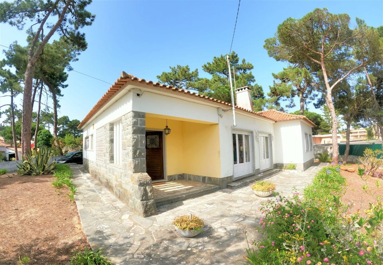 House in Colares - Sintra, casa térrea V4 com amplo jardim em Colares, Sintra