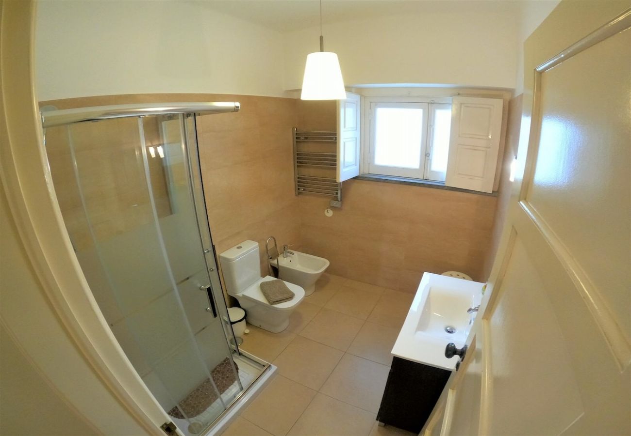 House in Colares - Sintra, casa térrea V4 com amplo jardim em Colares, Sintra