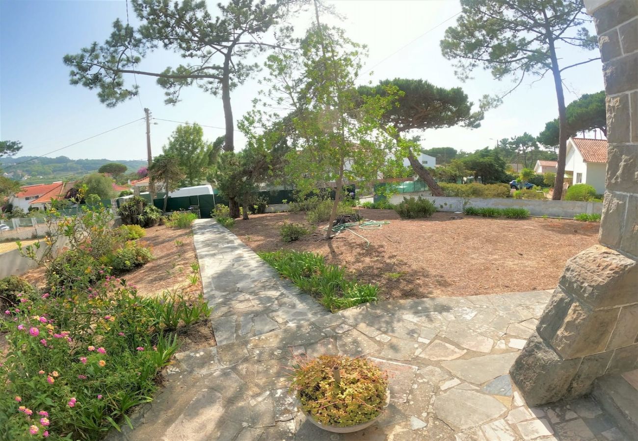 House in Colares - Sintra, casa térrea V4 com amplo jardim em Colares, Sintra