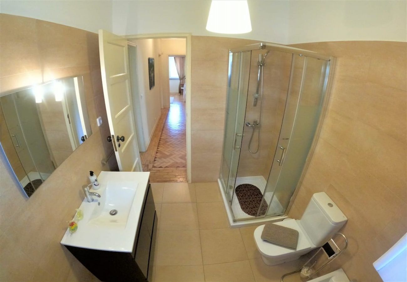 House in Colares - Sintra, casa térrea V4 com amplo jardim em Colares, Sintra