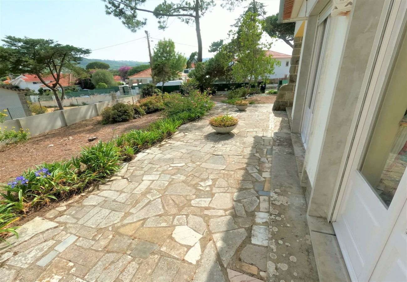 House in Colares - Sintra, casa térrea V4 com amplo jardim em Colares, Sintra