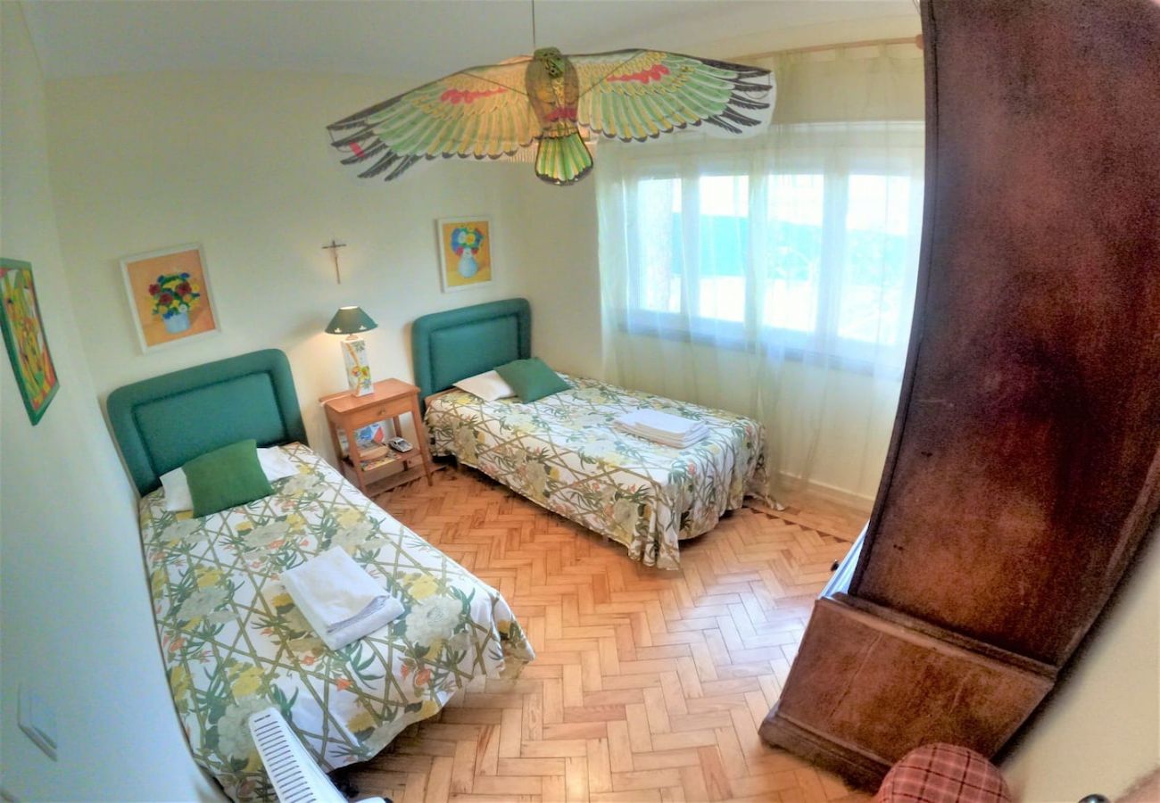 House in Colares - Sintra, casa térrea V4 com amplo jardim em Colares, Sintra