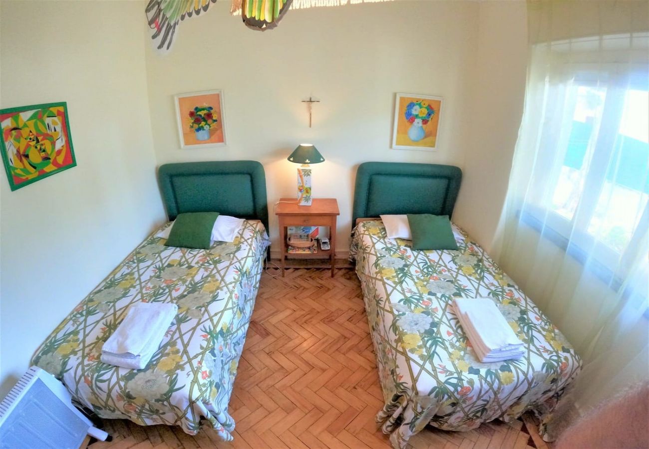 House in Colares - Sintra, casa térrea V4 com amplo jardim em Colares, Sintra