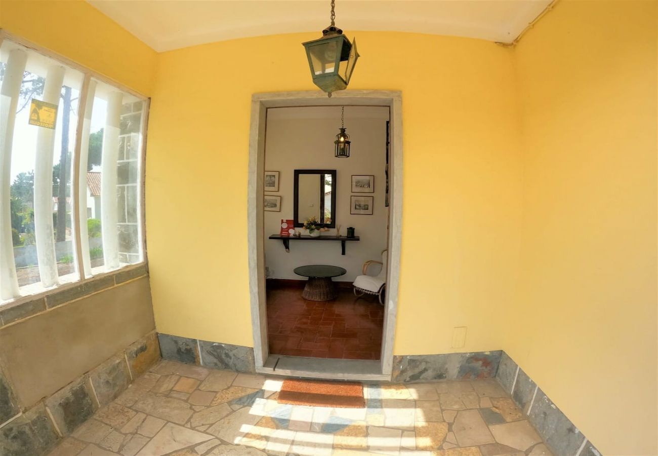 House in Colares - Sintra, casa térrea V4 com amplo jardim em Colares, Sintra