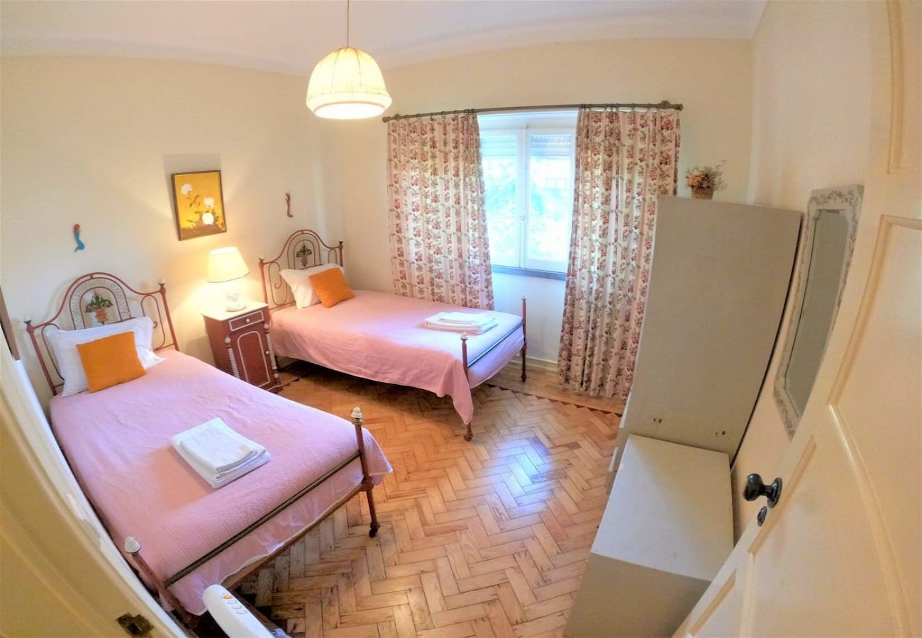 House in Colares - Sintra, casa térrea V4 com amplo jardim em Colares, Sintra