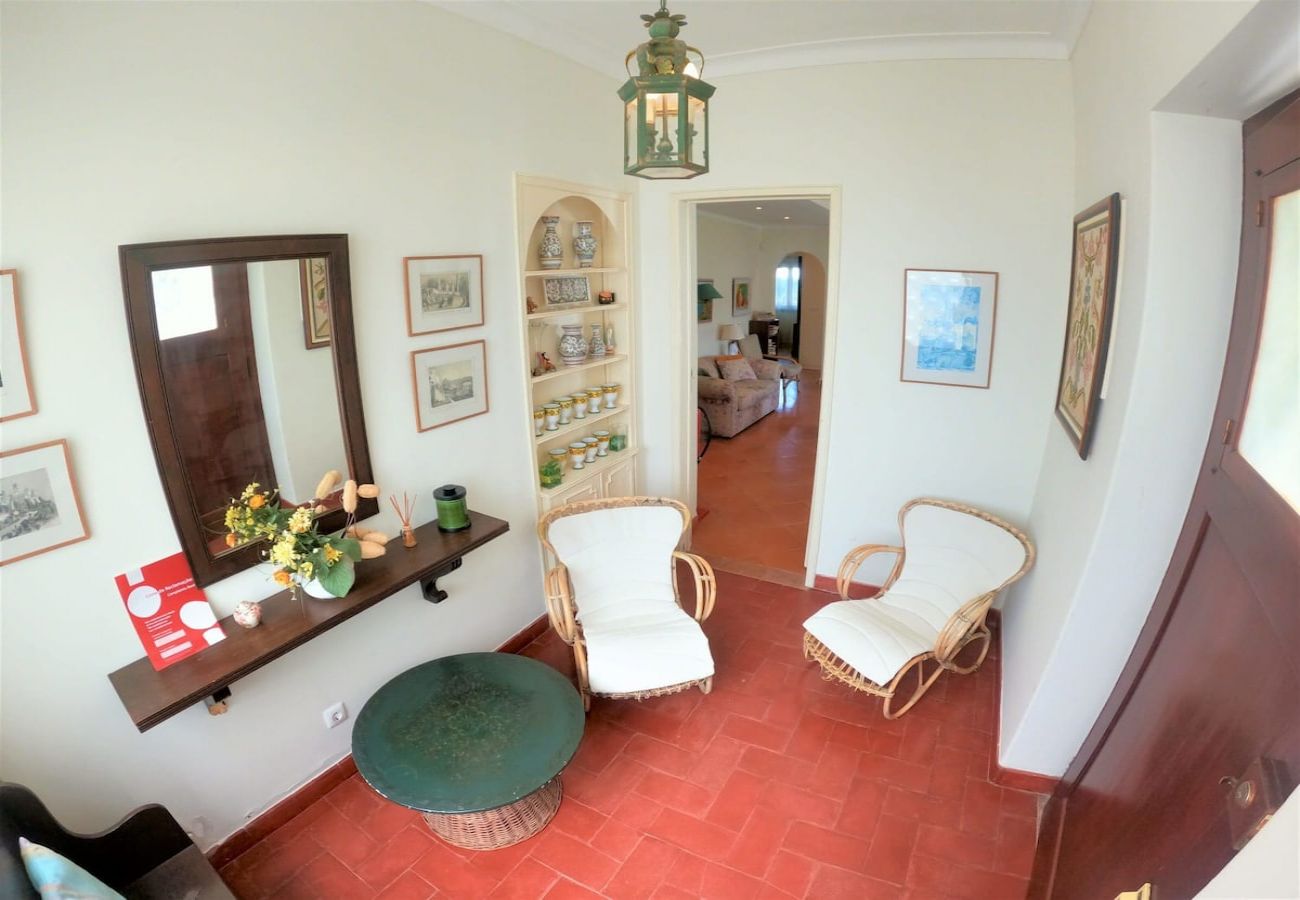 House in Colares - Sintra, casa térrea V4 com amplo jardim em Colares, Sintra