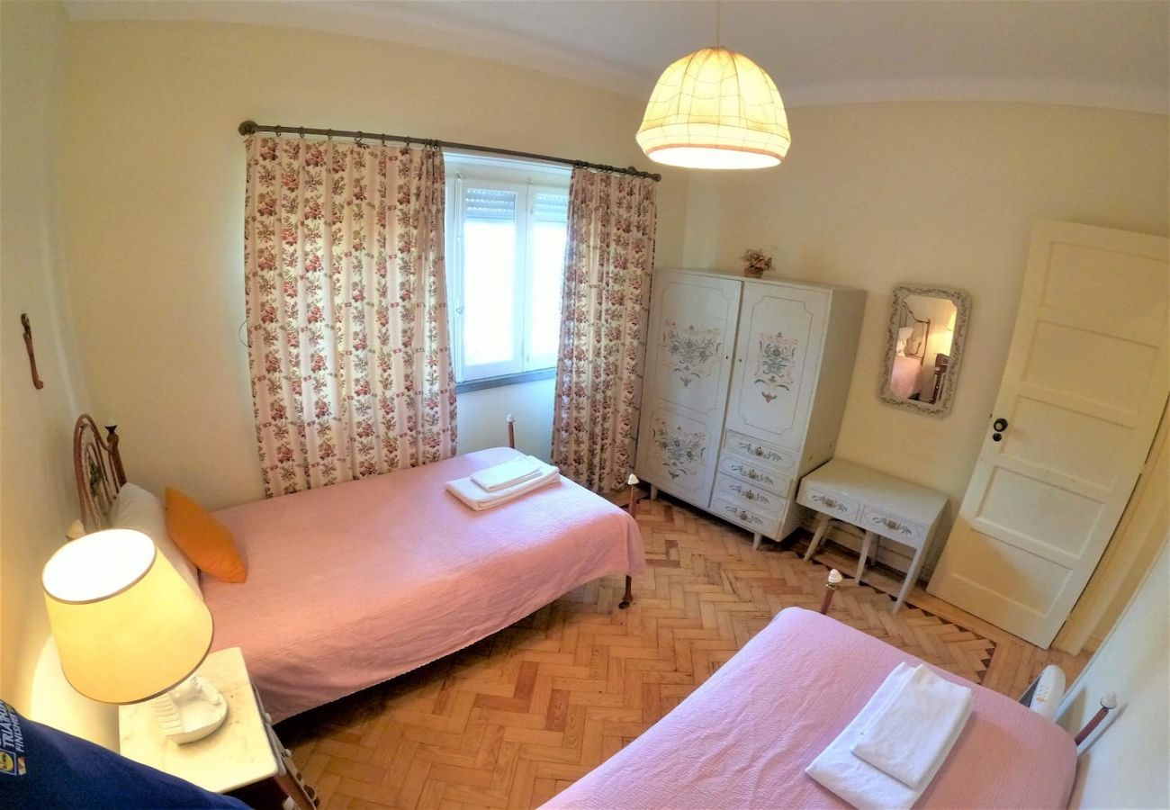 House in Colares - Sintra, casa térrea V4 com amplo jardim em Colares, Sintra