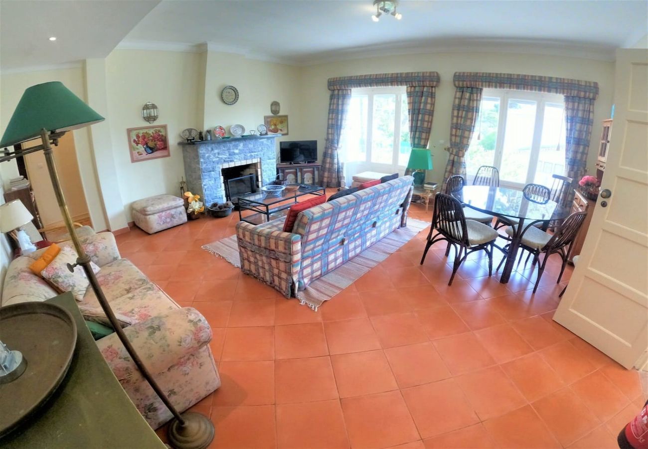House in Colares - Sintra, casa térrea V4 com amplo jardim em Colares, Sintra