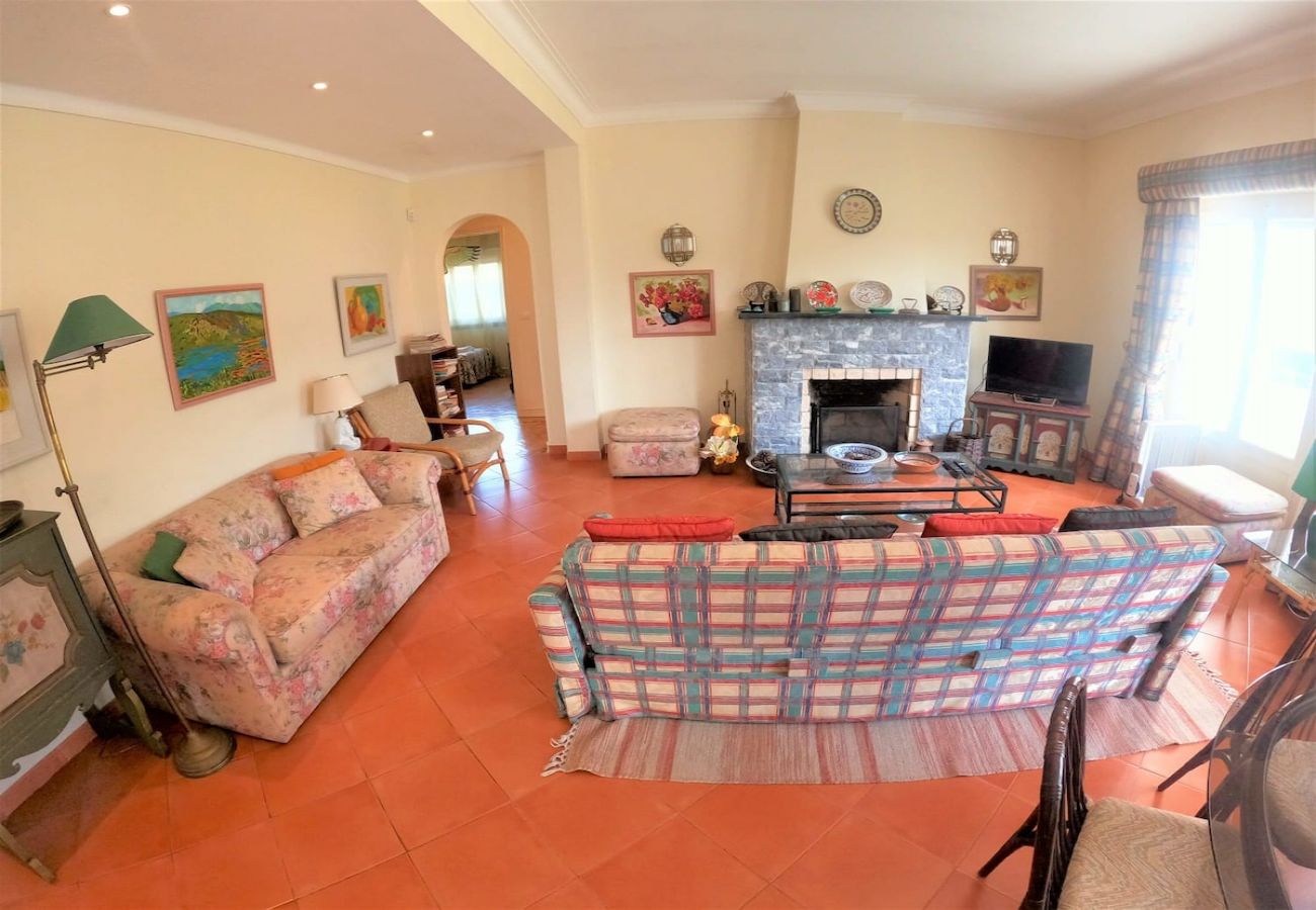 House in Colares - Sintra, casa térrea V4 com amplo jardim em Colares, Sintra