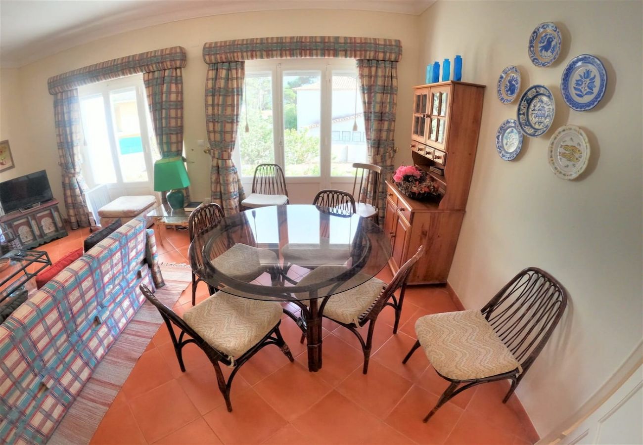 House in Colares - Sintra, casa térrea V4 com amplo jardim em Colares, Sintra
