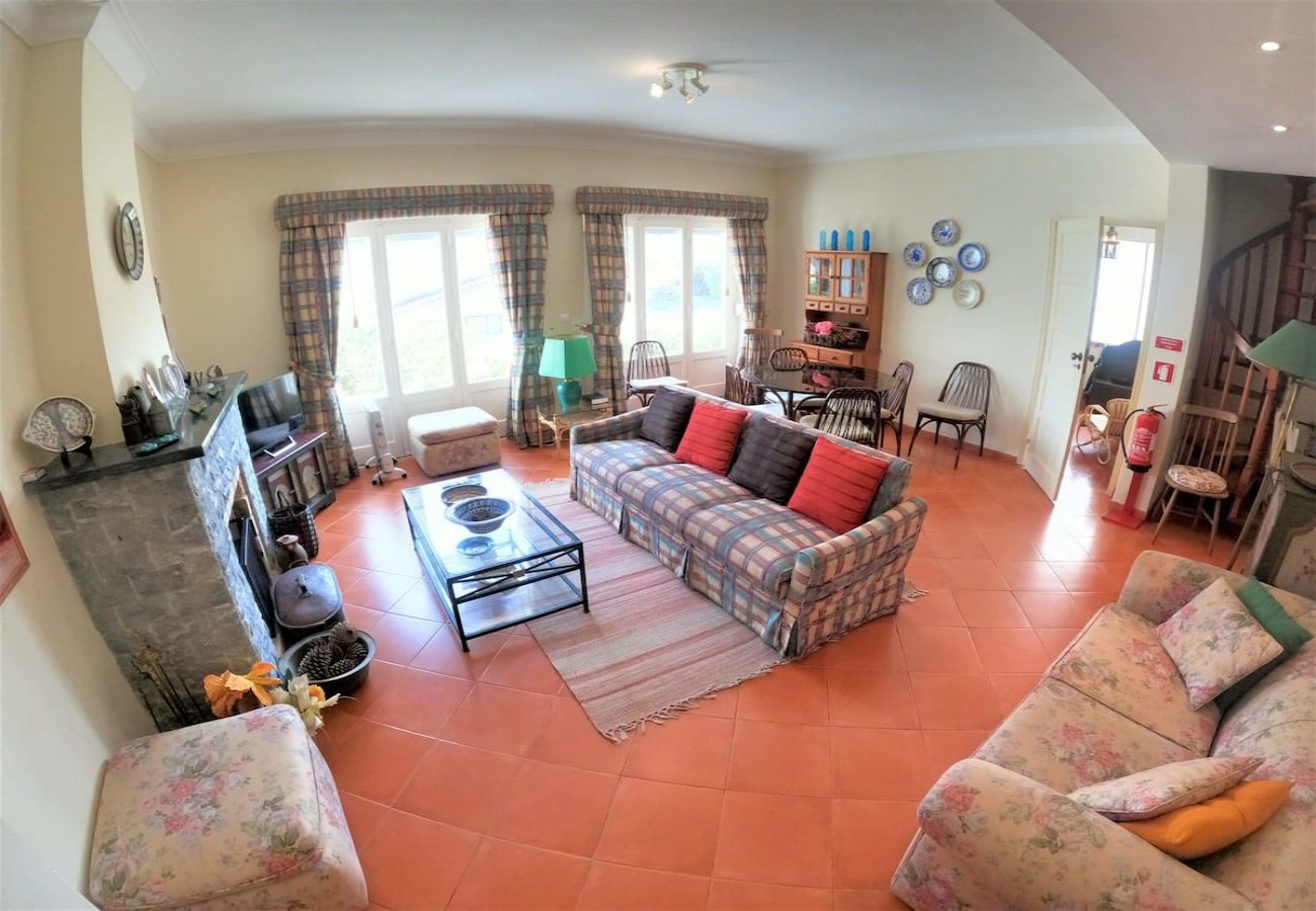 House in Colares - Sintra, casa térrea V4 com amplo jardim em Colares, Sintra