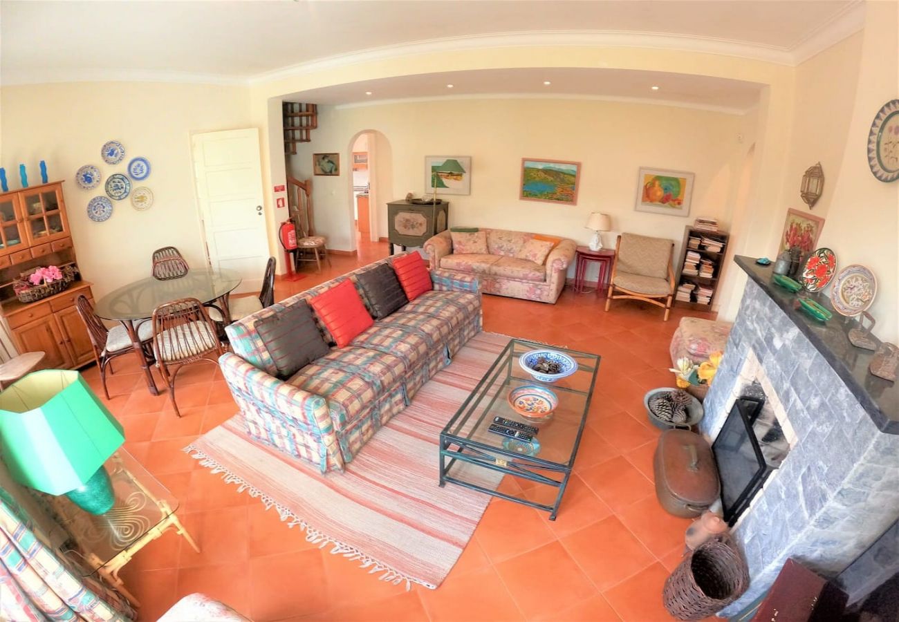 House in Colares - Sintra, casa térrea V4 com amplo jardim em Colares, Sintra