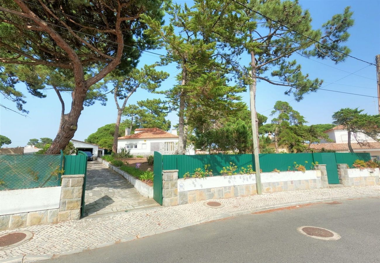 House in Colares - Sintra, casa térrea V4 com amplo jardim em Colares, Sintra