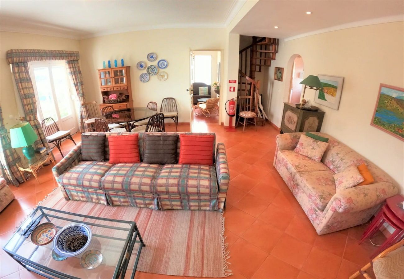 House in Colares - Sintra, casa térrea V4 com amplo jardim em Colares, Sintra