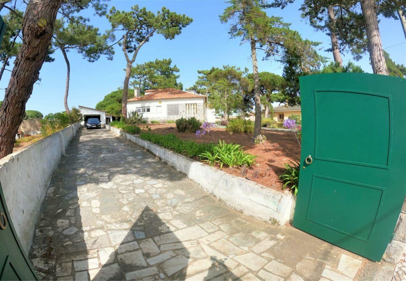 House in Colares - Sintra, casa térrea V4 com amplo jardim em Colares, Sintra