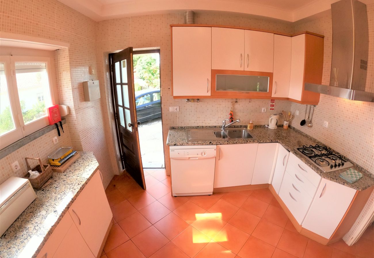 House in Colares - Sintra, casa térrea V4 com amplo jardim em Colares, Sintra