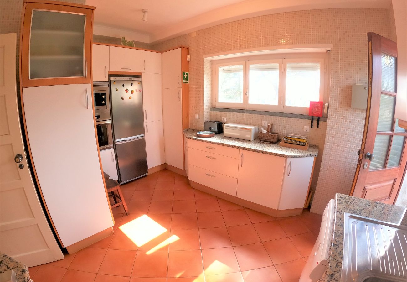 House in Colares - Sintra, casa térrea V4 com amplo jardim em Colares, Sintra