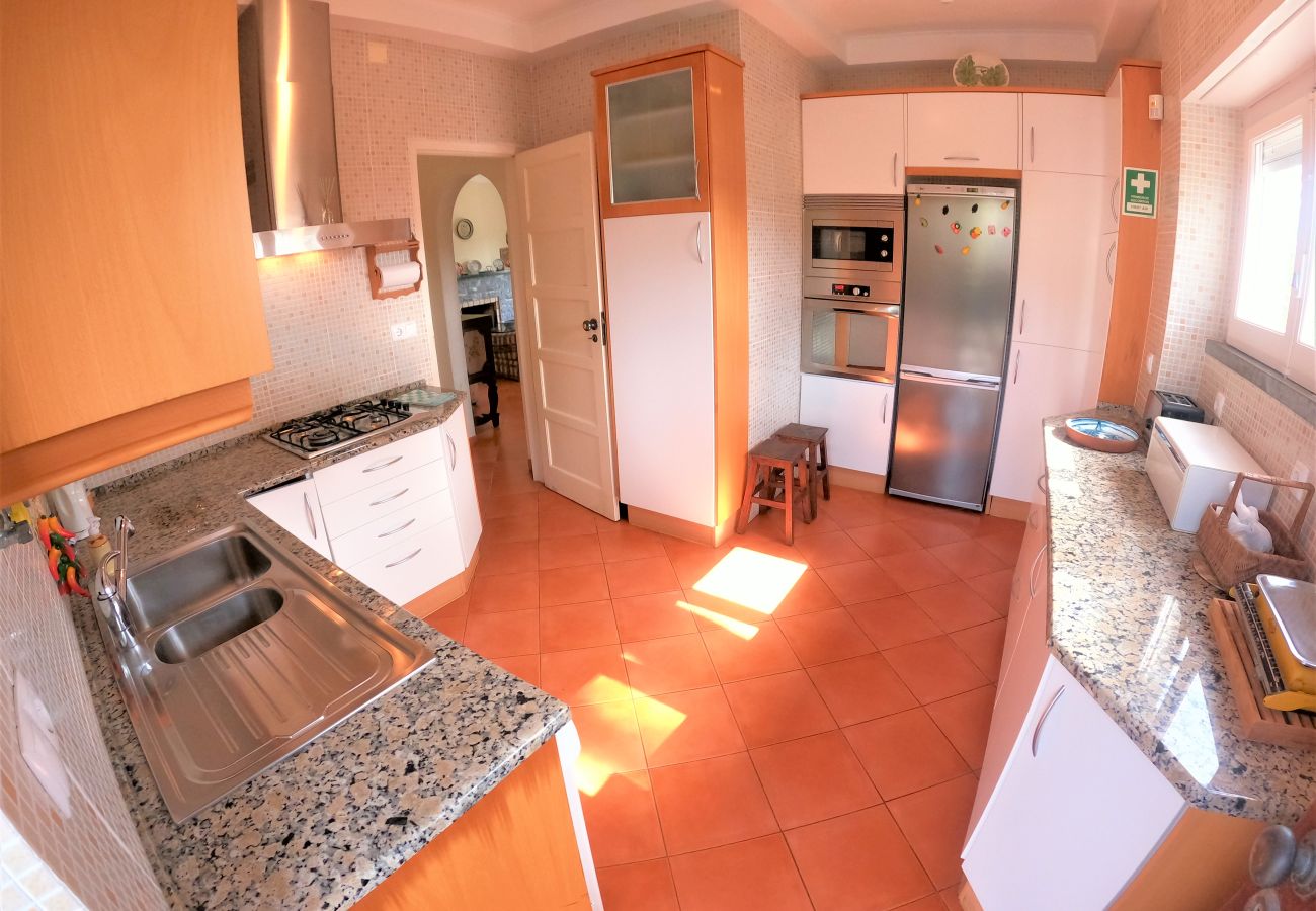 House in Colares - Sintra, casa térrea V4 com amplo jardim em Colares, Sintra