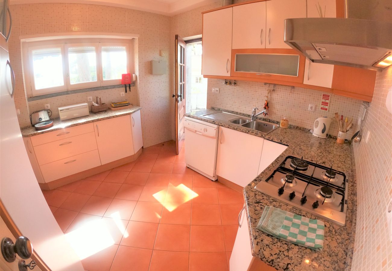 House in Colares - Sintra, casa térrea V4 com amplo jardim em Colares, Sintra
