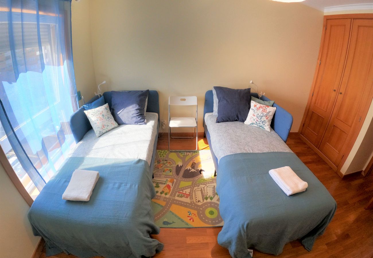 Apartment in Algés - Lisboa, apartamento de 2 quartos c/ varanda em Algés
