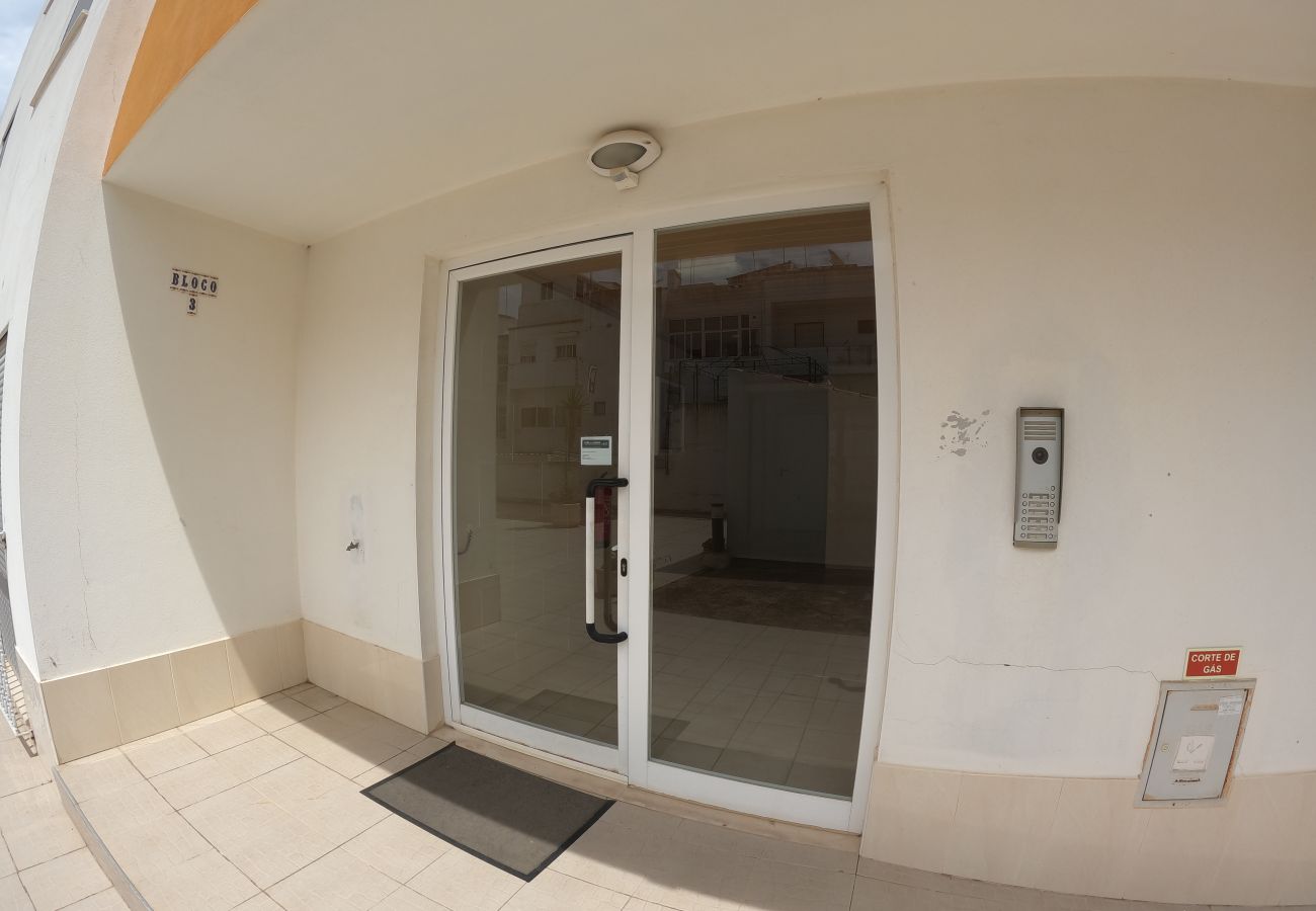 Apartment in Armação de Pêra - Algarve, apartamento T2 amplo c/ varanda, Armação de Pêra