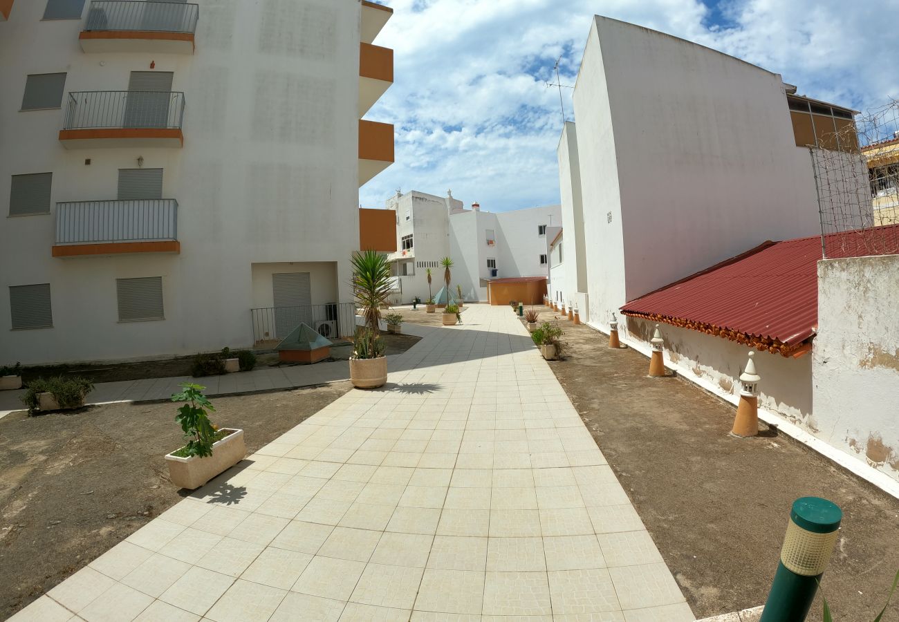 Apartment in Armação de Pêra - Algarve, apartamento T2 amplo c/ varanda, Armação de Pêra