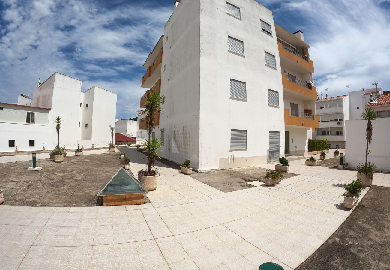 Apartment in Armação de Pêra - Algarve, apartamento T2 amplo c/ varanda, Armação de Pêra