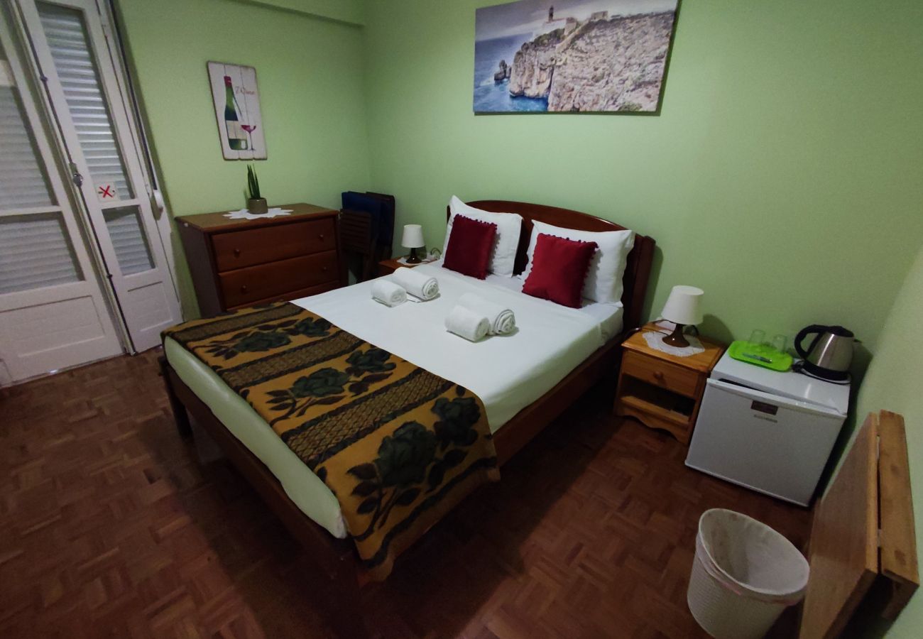 Rent by room in Lisbon - Lisboa, Quarto (casal) na Penha de França, Lisboa