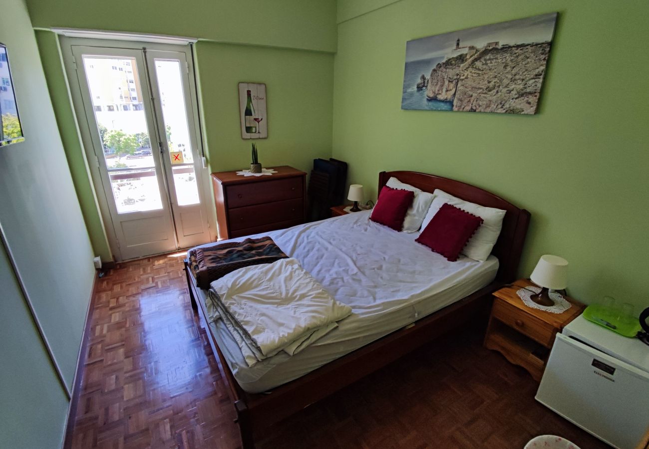 Rent by room in Lisbon - Lisboa, Apartamento com 3 quartos Penha de França