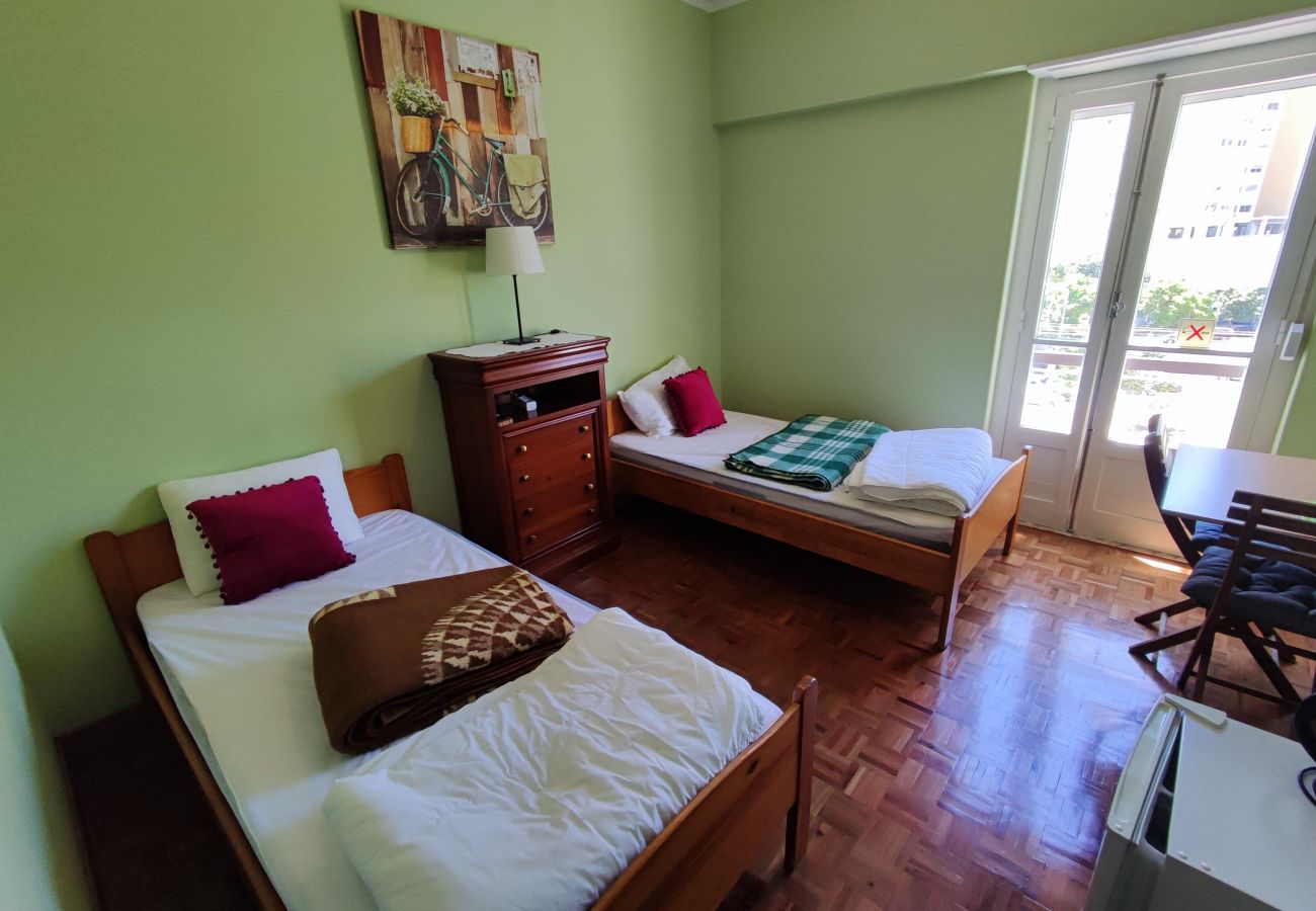 Rent by room in Lisbon - Lisboa, Apartamento com 3 quartos Penha de França