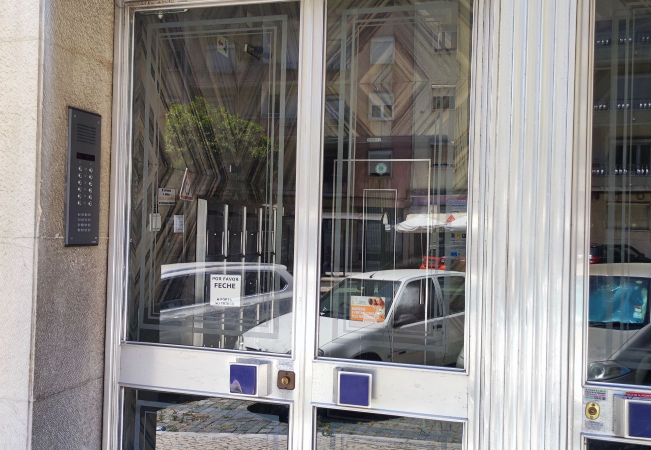 Rent by room in Lisbon - Lisboa, Apartamento com 3 quartos Penha de França