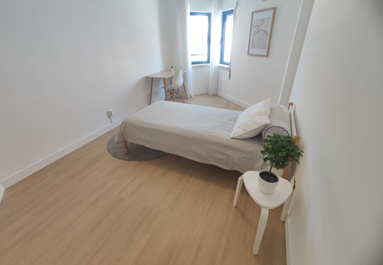Apartment in Almada - Marisol, T2 espaçoso com AC próximo do golfe, Aroeira, Caparica 