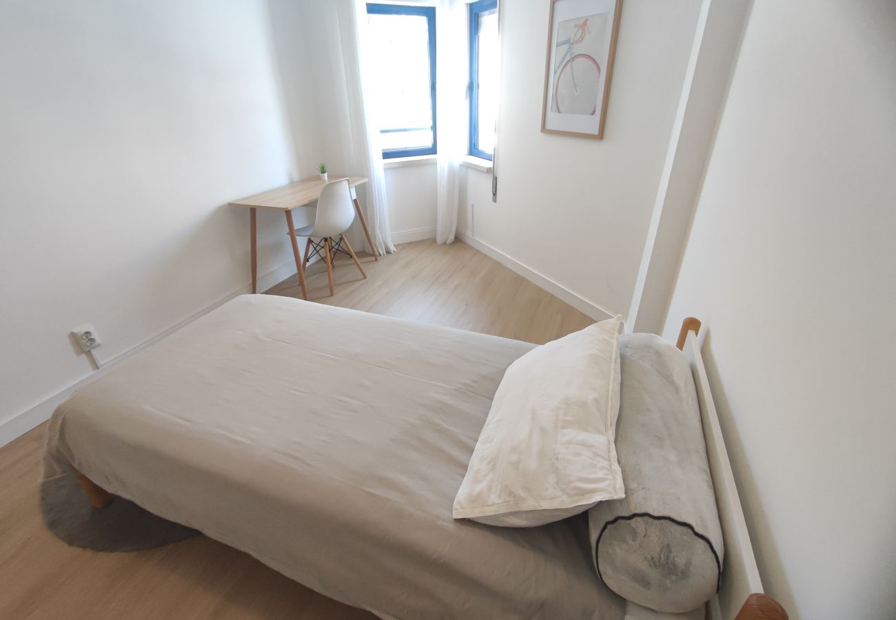 Apartment in Almada - Marisol, T2 espaçoso com AC próximo do golfe, Aroeira, Caparica 