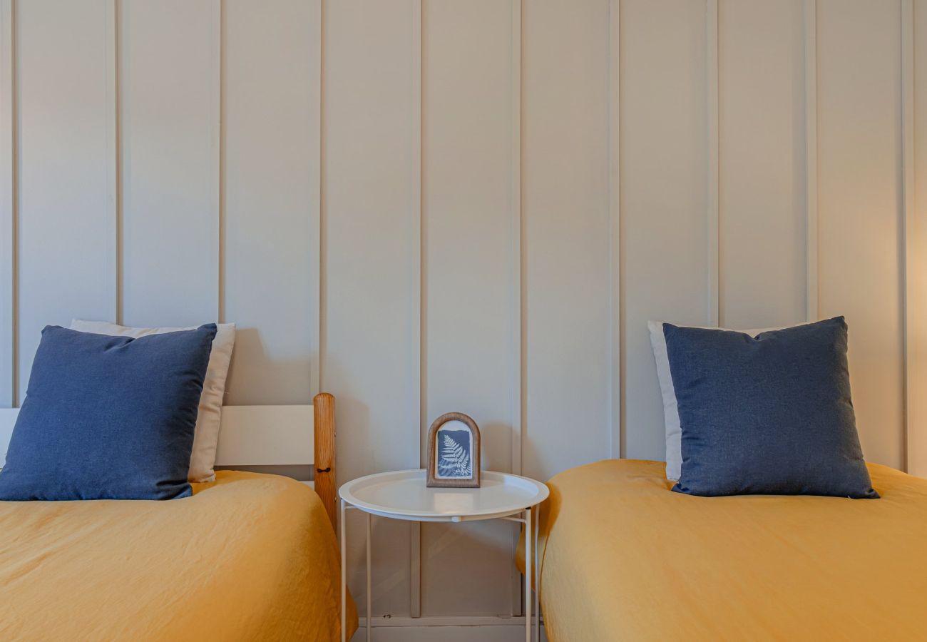 Apartment in Almada - Marisol, T2 espaçoso com AC próximo do golfe, Aroeira, Caparica 