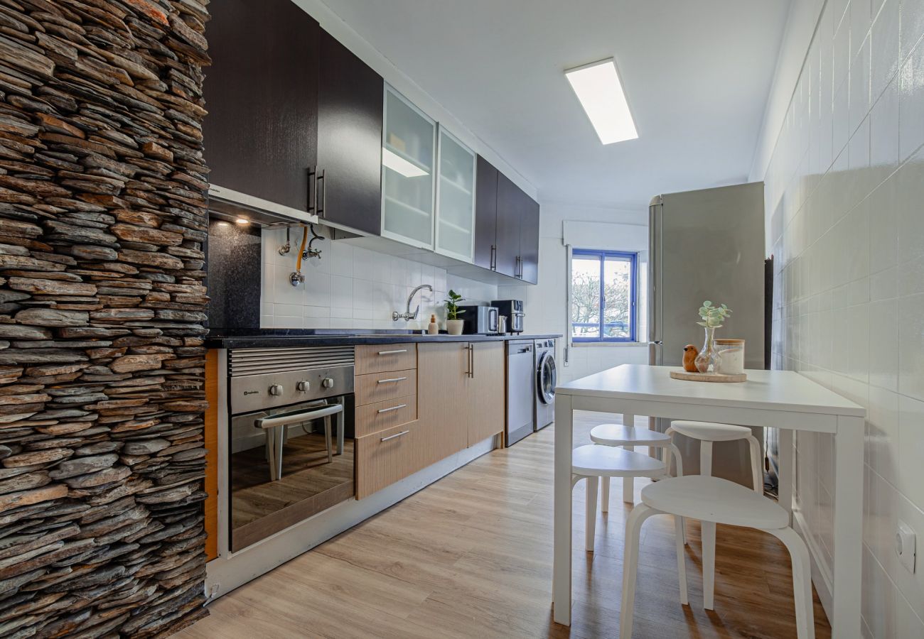 Apartment in Almada - Marisol, T2 espaçoso com AC próximo do golfe, Aroeira, Caparica 