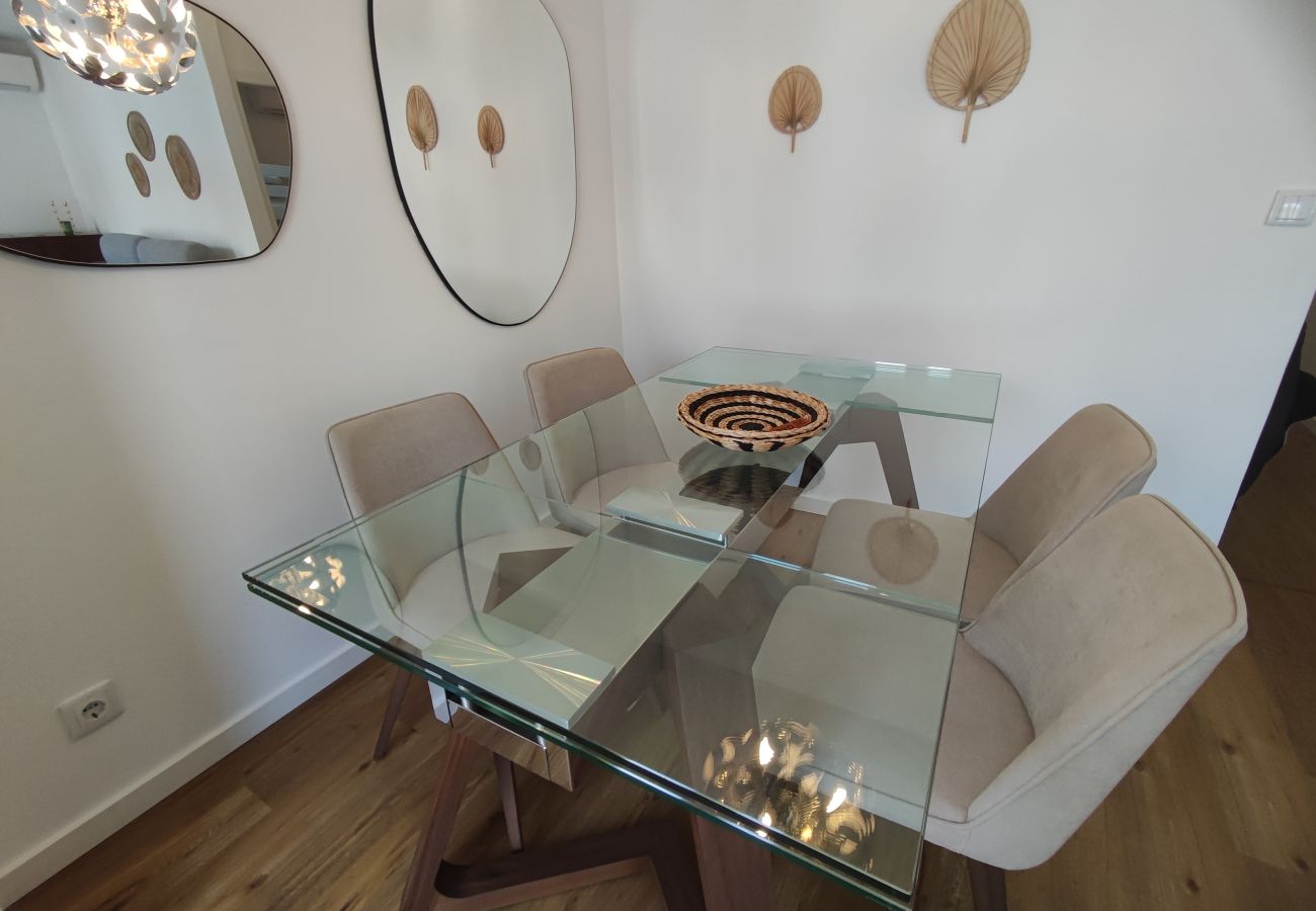 Apartment in Lisbon - Lisboa, apartamento T2+1 renovado com varanda próximo do Saldanha, Estefânia, Lisboa