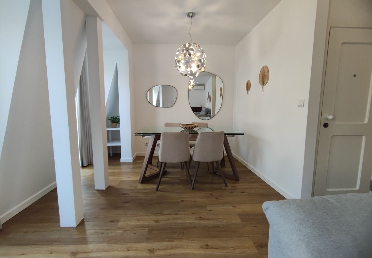 Apartment in Lisbon - Lisboa, apartamento T2+1 renovado com varanda próximo do Saldanha, Estefânia, Lisboa