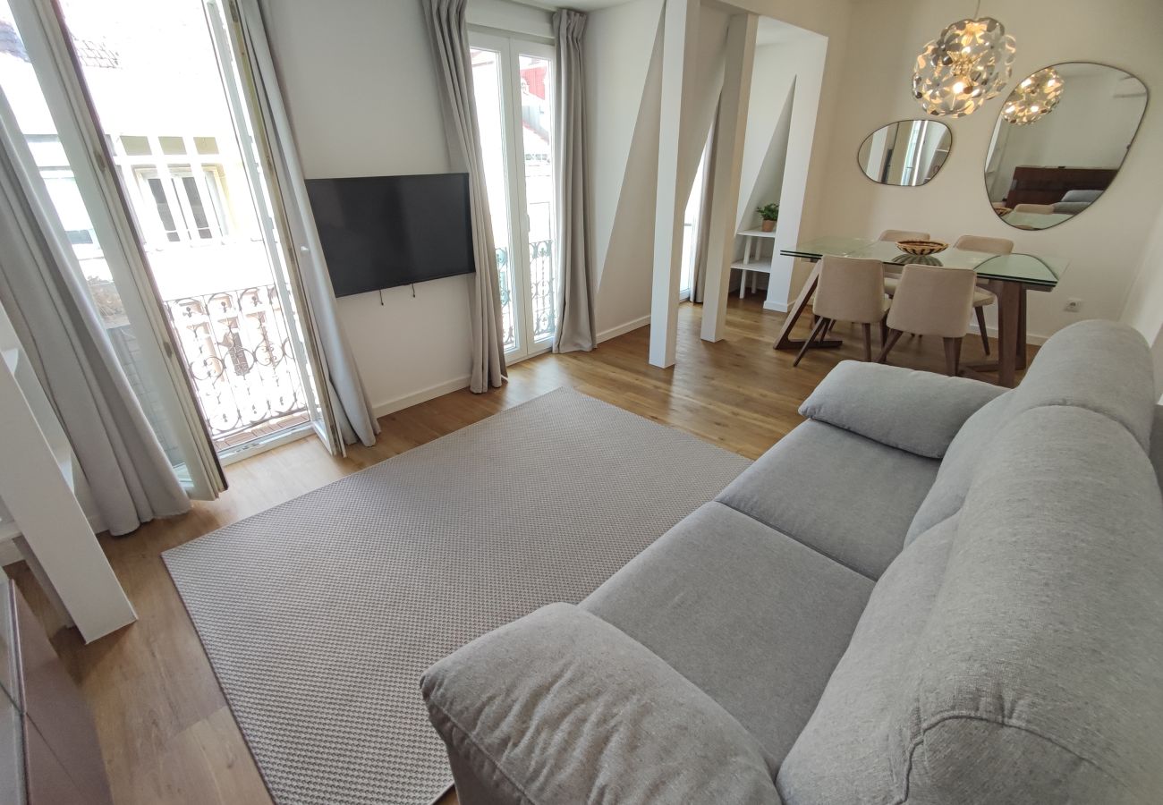 Apartment in Lisbon - Lisboa, apartamento T2+1 renovado com varanda próximo do Saldanha, Estefânia, Lisboa