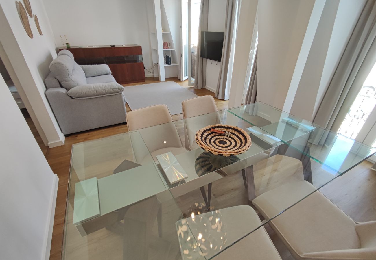 Apartment in Lisbon - Lisboa, apartamento T2+1 renovado com varanda próximo do Saldanha, Estefânia, Lisboa