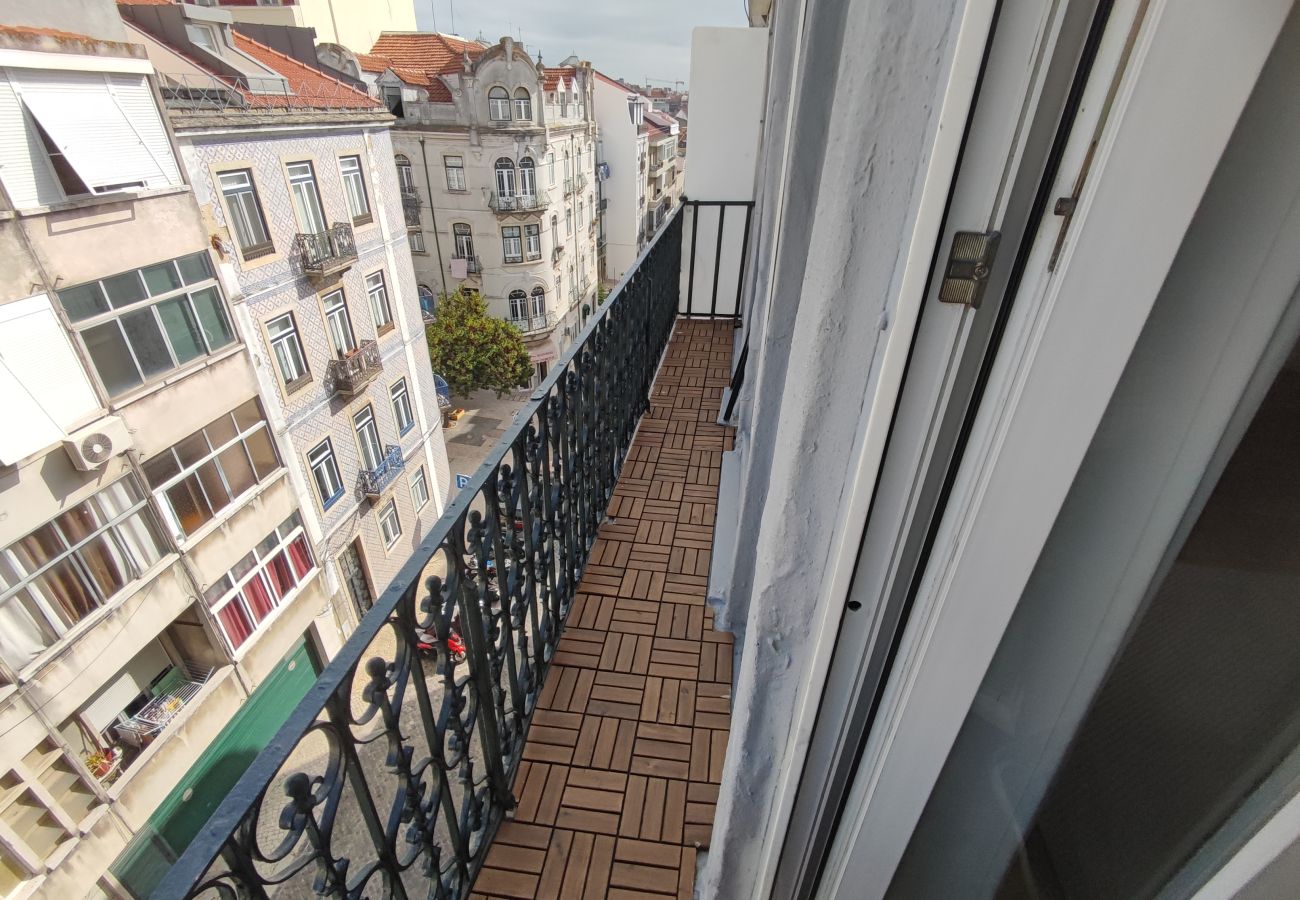Apartment in Lisbon - Lisboa, apartamento T2+1 renovado com varanda próximo do Saldanha, Estefânia, Lisboa