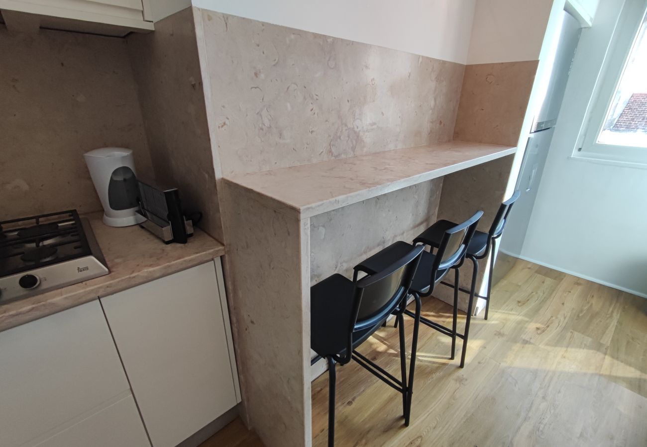 Apartment in Lisbon - Lisboa, apartamento T2+1 renovado com varanda próximo do Saldanha, Estefânia, Lisboa