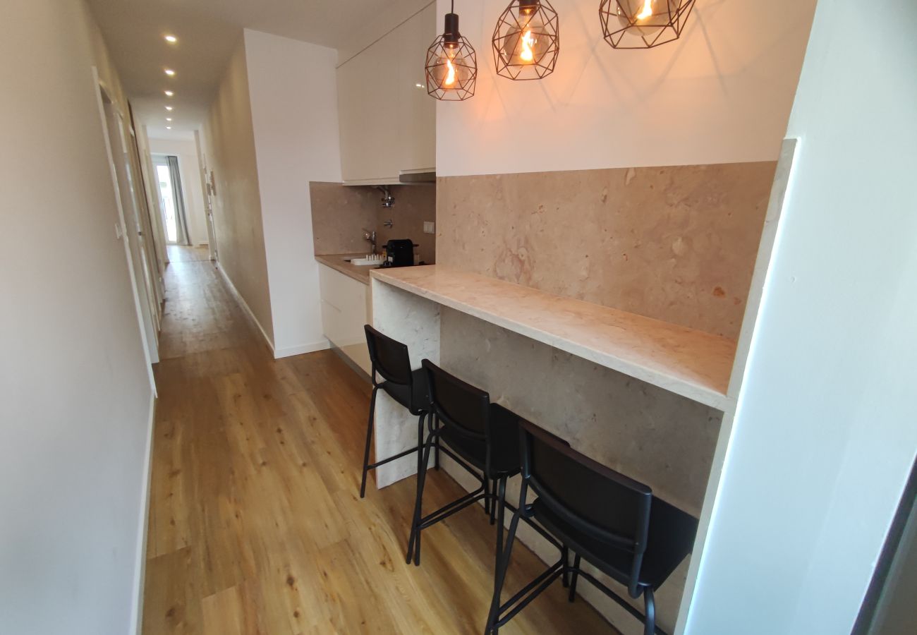 Apartment in Lisbon - Lisboa, apartamento T2+1 renovado com varanda próximo do Saldanha, Estefânia, Lisboa