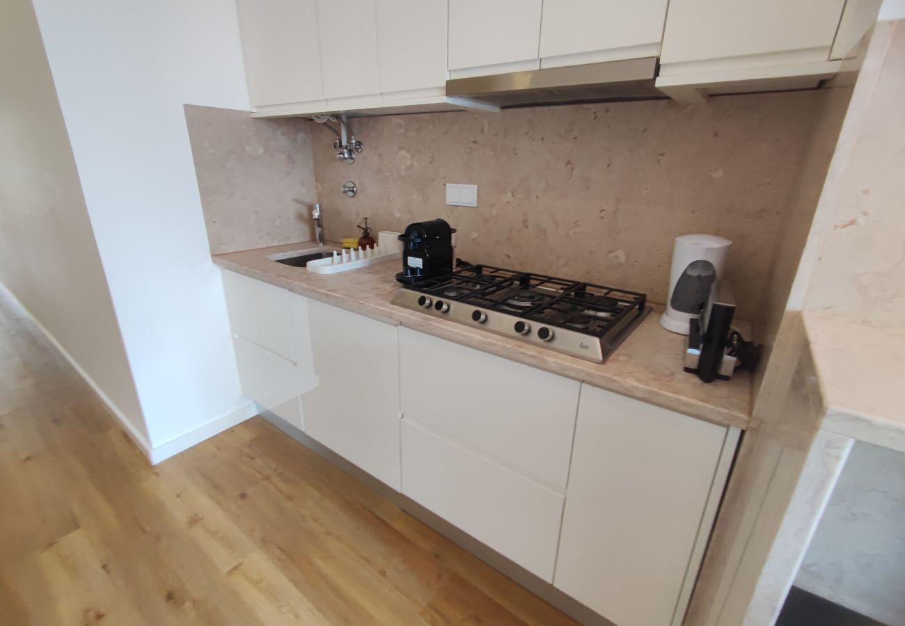 Apartment in Lisbon - Lisboa, apartamento T2+1 renovado com varanda próximo do Saldanha, Estefânia, Lisboa