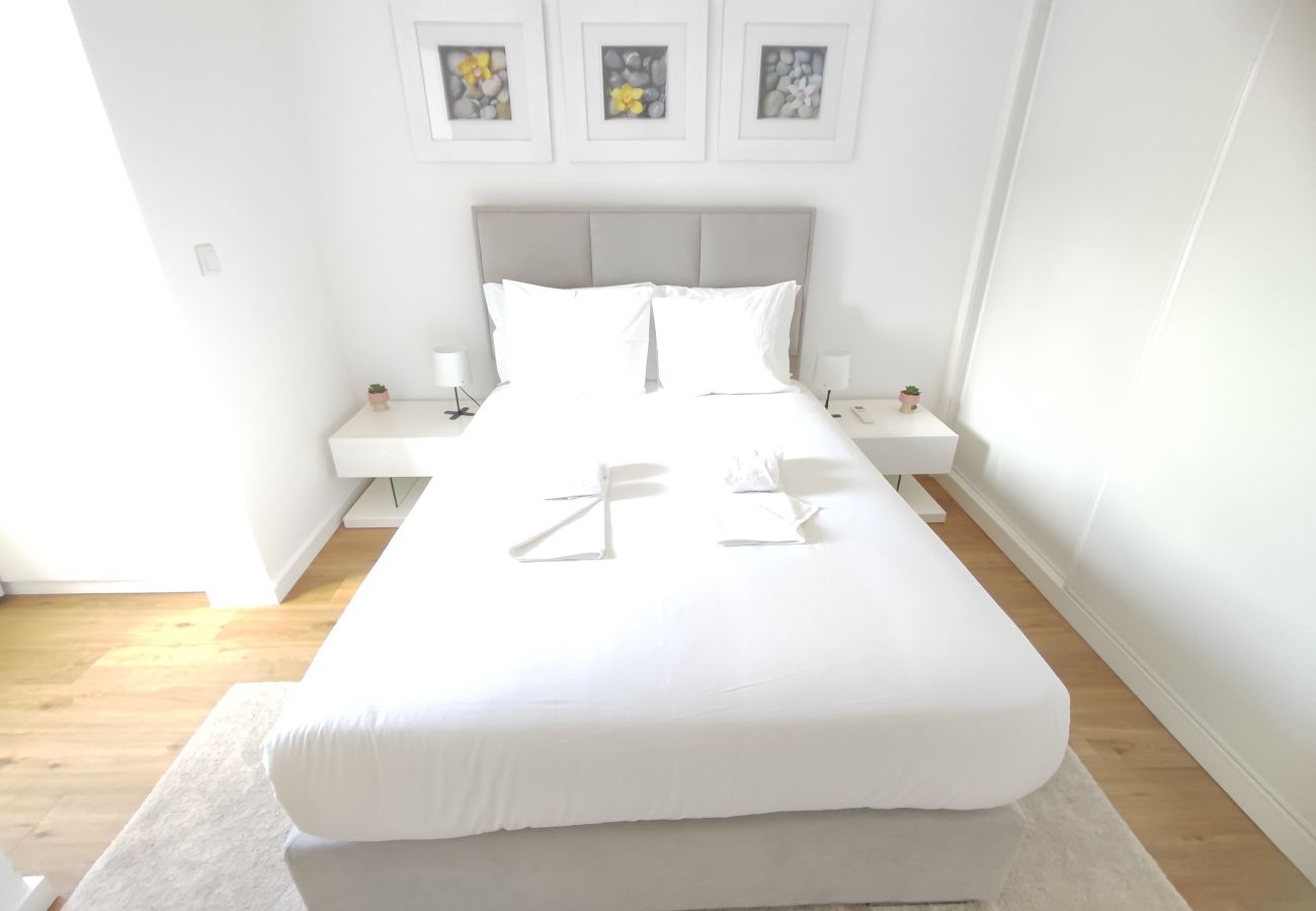 Apartment in Lisbon - Lisboa, apartamento T2+1 renovado com varanda próximo do Saldanha, Estefânia, Lisboa