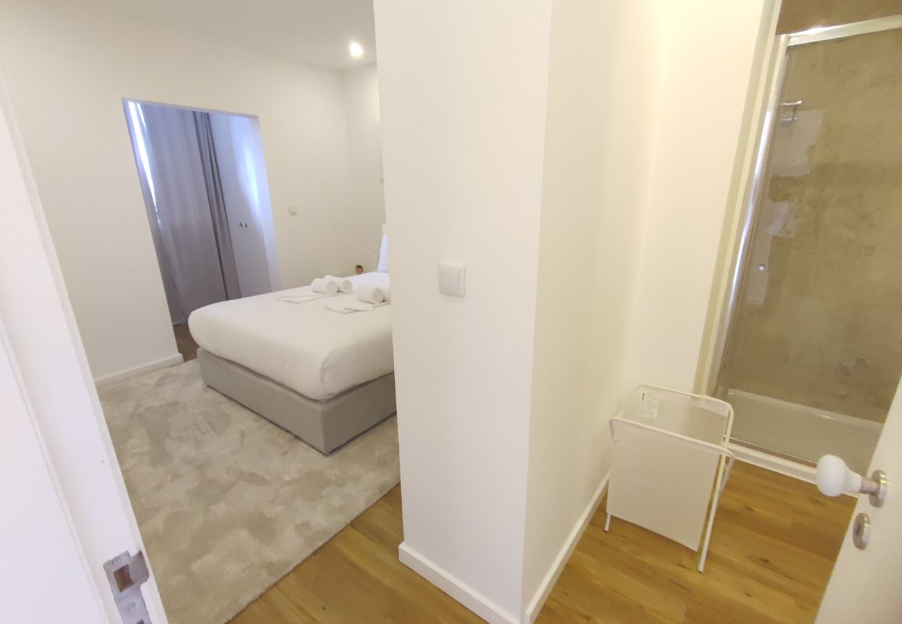 Apartment in Lisbon - Lisboa, apartamento T2+1 renovado com varanda próximo do Saldanha, Estefânia, Lisboa