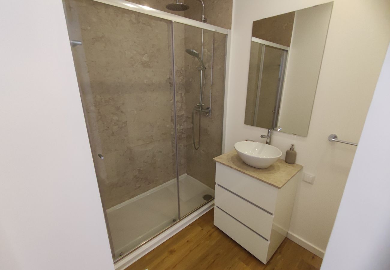 Apartment in Lisbon - Lisboa, apartamento T2+1 renovado com varanda próximo do Saldanha, Estefânia, Lisboa