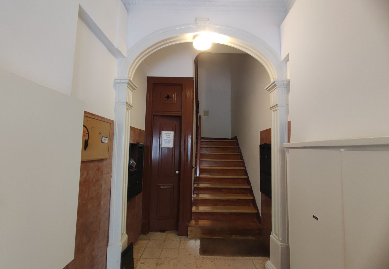 Apartment in Lisbon - Lisboa, apartamento T2+1 renovado com varanda próximo do Saldanha, Estefânia, Lisboa